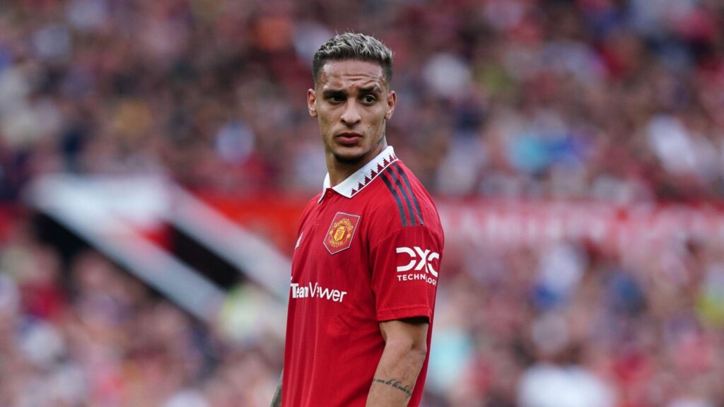 Pemain Manchester United Antony Menunda Kembalinya untuk Menghadapi Tuduhan Penyerangan